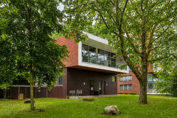 Te koop: Riante eindwoning met ruime (terras-)tuin en ligging in het woonpark!